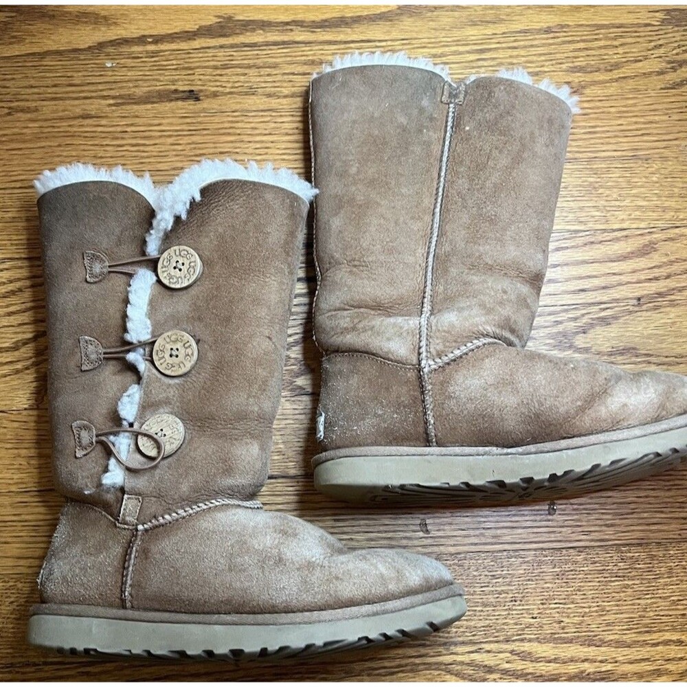 Ugg Boots Women Bailey Button Triplet. Womens Size 7.